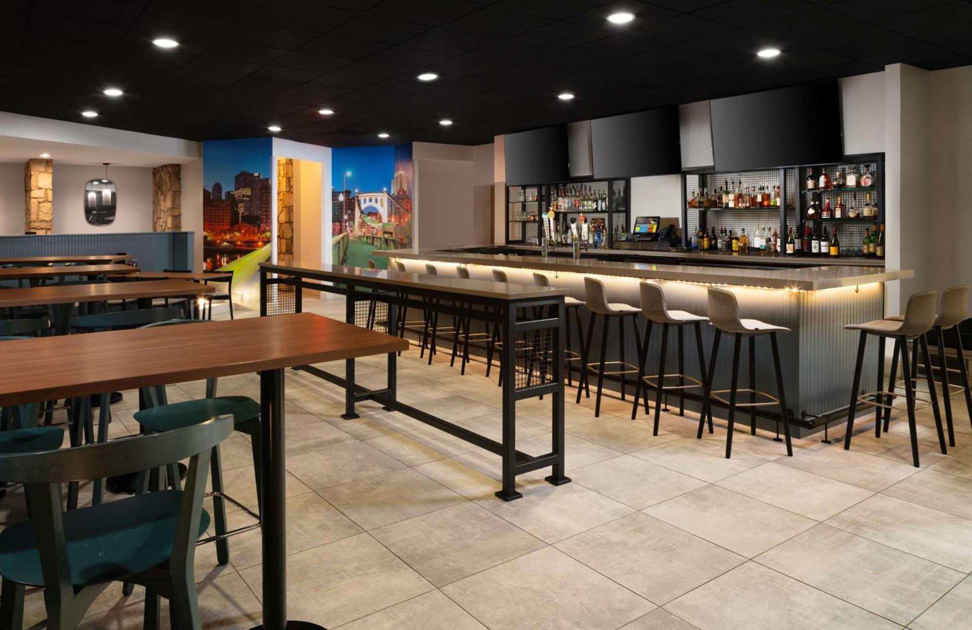 Hotel Doubletree By Hilton Pittsburgh Airport Moon Township Exterior foto